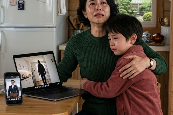 日本語訳 夫がビジネス出張の飛行機に搭乗した後、6歳の息子が「ママ、家に帰っちゃダメだ」とささやいた……。そして家の監視カメラに映っていた映像を見て、私は気づいた。結婚生活などというものは最初から危険な要素などではなかった。夫の真の計画は、もっと恐ろしいものだったのだ。