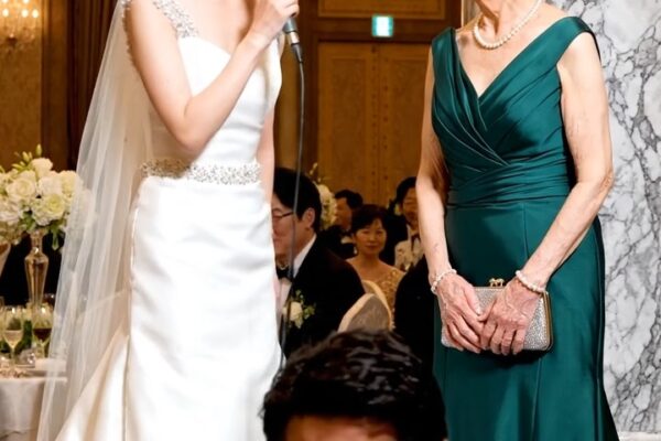 日本語訳：マイク越しの侮辱と、その真実  その夜、私が最初に学んだのは、侮辱というものがマイクを通すと全く別の響きを持つということだった。 それは小さな悪口では済まない。 共鳴するのだ。 シャンパングラスを滑り、クリスタルシャンデリアに反射し、宴会場の中心へと着地する。そして、そこにいる全員が、「残酷な冗談は面白いのか」を瞬時に判断しなければならない状況を作り出す。