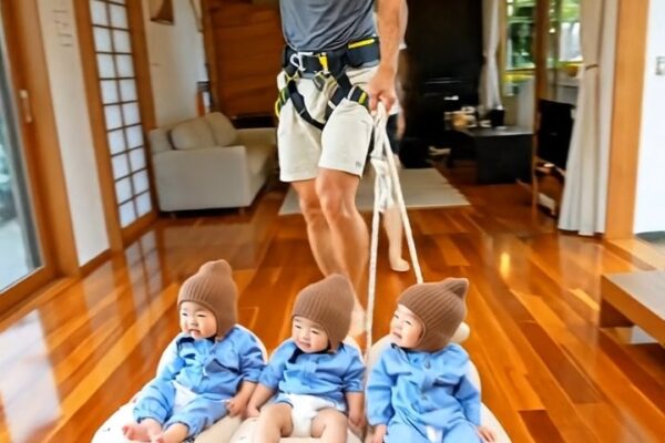 子供を運ぶための最もクレイジーで最高の方法！🤣  ある晴れた日の午後、公園の近くで私は信じられない光景を目撃しました。それは、親という生き物が持つ「無限の創造性」と、少しばかりの「無鉄砲さ」が融合した、まさに伝説的な瞬間だったのです。
