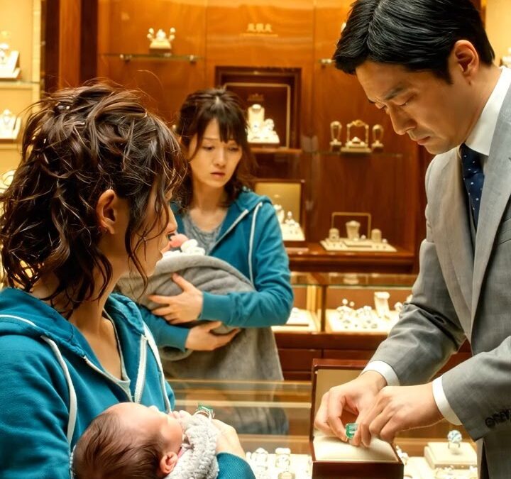 宝石店に入った私は、ただ息子のためにミルクを買う20ユーロを求めただけでした。しかし、店主が私の古い指輪を見た瞬間、彼の両手は突然震え始めました。その時、私はこの緑色の石に隠された秘密が、絶望的な母親である私を、ある帝国全体の相続人へと変えてしまうことになるなどとは夢にも思いませんでした。