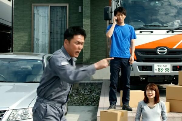 自分の家族に警察を呼ぶ気か？」  父が私の私道で、U-Haulのトラックと芝生に半分乗り上げた弟の車、そして私が身を削って手に入れた家の前で放った言葉です。3年前、ひび割れた歩道と穏やかな近隣住民がいる、このごく普通の3LDKの家を買い取りました。豪華ではありませんが、私にとって唯一の「自分の居場所」でした。ダブルシフトの激務と質素な食事、そして他人が当然享受している楽しみを犠牲にして手に入れた、紛れもない私の城です。