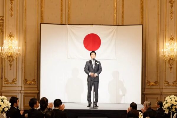 一度私から離れた母親の世話をするように家族が私に頼んだ夜 35時、私は静かな診療室に座り、手の下にペーパーガウンとフォルダいっぱいの理解不能な単語を抱えていた。 医者の声は優しかった。 そのおかげで、どういうわけか悪化した。 「マヤ」彼は言った、「私たちは急いで動く必要がある。 ” 歩道から立ち上がる夏の暑さと、携帯が手に震え、頭の中で