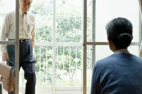 私の兄は毎月20,000ドルを送金していた――しかし私は教会からの食料支援で食いつないでいた。ある日のノックが、すべてを変えるまでは。  兄は事前に電話をかけてこなかった。 連絡も、予告もなく、私が家にいるかどうかも確かめなかった。7月の暑い火曜の朝、彼は突然私の家の玄関先に現れた。足元には機内持ち込み用のバッグを置き、その顔には5年という歳月の沈黙が刻まれていた。 背後の窓に取り付けたエアコンがガタガタと音を立てている。玄関の手すりはペンキを塗り直す必要がある状態だった。廊下からの暖かい風で、薄いカーテンが揺れていた。 ネビル兄さんは私の肩越しに室内を覗き込み、それから私に目を戻した。 「マーサ」彼は静かに言った。「毎月20,000ドルを受け取っている人の暮らしには見えないな」