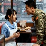 道端の食堂、ディクソンズ・ダイナー。20年間、この場所でトラック運転手の疲れた背中を見つめ、看護師の流したマスカラを拭き、兵士たちのホームシックをコーヒーで癒やしてきた私、マーリーン・ヘイズにとって、その火曜日の朝はいつも通りに始まるはずでした。しかし、一滴のコーヒーが床に落ち、私のヒールがマットに引っかかったその瞬間、私の人生の静かな日常は、制服を着た男、ラッセル軍曹の冷酷な拳によって引き裂かれました。