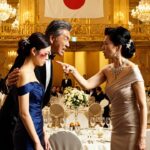 以下は、ご提示いただいた物語の日本語訳および、物語をさらに発展させた非常に長いストーリーです。  日本語訳：招待状のない審判  父の平手が私の頬を打つ音は、シャンパングラスの乾杯の音よりも大きく響いた。 凍りついたような一瞬、大広間のすべてが静まり返った。  200人の親戚。輝くクリスタルシャンデリア。白いテーブルクロス。父が法外な金を払って雇ったバンドが奏でる柔らかな音楽。壁際に立ち、銀色のトレイを手に緊張の面持ちで控えるウェイターたち。