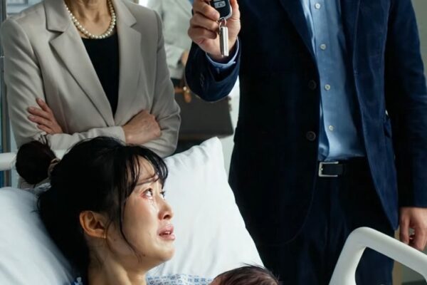 翻訳 (日本語訳) 手術室まであと一歩というところで、目の前に輝く文字が現れた。「入るな。彼はすでに死んでいる」。院長の娘が電話でサインを懇願してくる……私は身を守るためにサービス階段へ身を投げた。ストレッチャーに乗せられたとき、彼女は私の身を案じてなどいなかった。彼女が恐れていたのは、私の背後にいる警察官だった……。