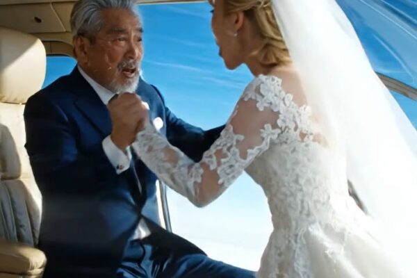 衝撃の結末：残されたのは富ではなく、地獄への切符  リチャードが海へと落下し、その姿が見えなくなった瞬間、ソフィアは勝利の笑みを浮かべました。彼女はすぐに操縦席へ駆け寄り、パイロットに対して「夫が誤って落ちた」と叫び、すぐに引き返すよう命じました。彼女の計画では、悲劇の未亡人として振る舞い、数日以内に遺産相続の手続きを完了させるつもりでした。