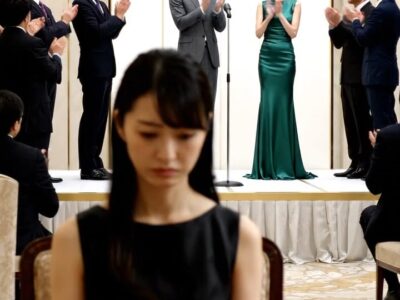 父の声はかすれ、その場にいた12人の取締役たちの視線が一斉に私に注がれました。  「そんなはずはない」と、父は震える声で繰り返しました。「母は……エレノアは、すべての議決権を私に託すと……」  「それは、あなたが彼女に見せていた『別の計画』に対しての話です、お父様」と、私は言いました。私の言葉は会議室の冷たい空気を切り裂くように響きました。「祖母は、あなたが私に対して何をしてきたか、すべて知っていました。あなたが私をどう扱っていたか、どれほどの可能性を摘み取ってきたか。彼女は待っていたのです。あなたが自分の正体を、最も多くの証人の前で晒すその時を」  私は書類をテーブルの中央に滑らせました。
